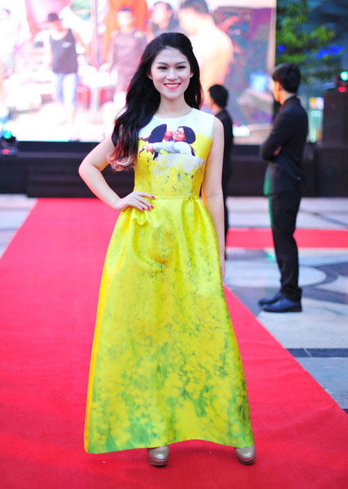 Jennifer Phạm diện váy da xuyên thấu đi xem phim - 5