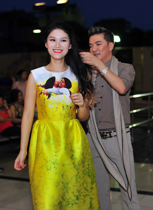 Jennifer Phạm diện váy da xuyên thấu đi xem phim - 6