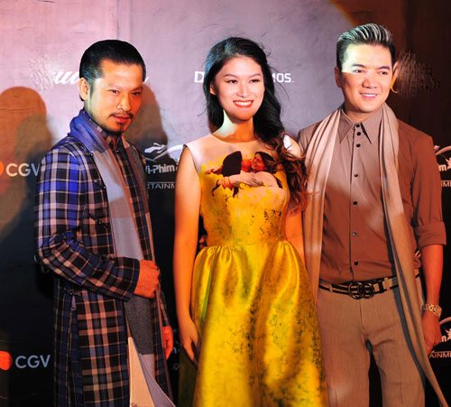 Jennifer Phạm diện váy da xuyên thấu đi xem phim - 4