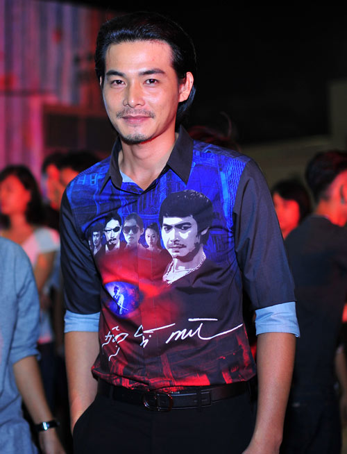 Jennifer Phạm diện váy da xuyên thấu đi xem phim - 5