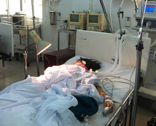 Nữ sinh lớp 9 bị xe CSGT tông vẫn hôn mê - 1