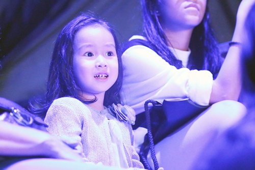 Con gái Giang - Hồ xinh xắn ủng hộ bố mẹ - 1