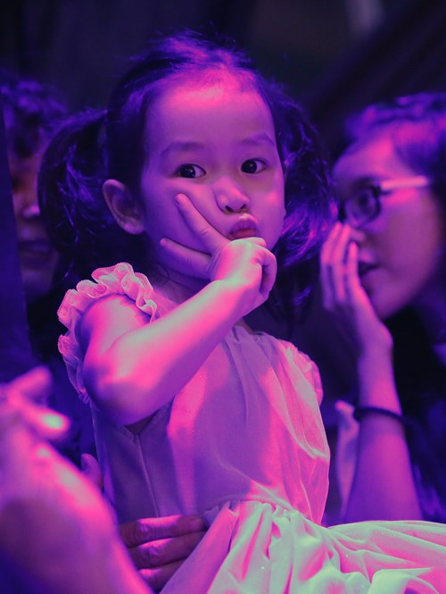 Con gái Giang - Hồ xinh xắn ủng hộ bố mẹ - 3