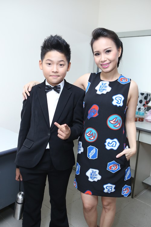 Con gái Giang - Hồ xinh xắn ủng hộ bố mẹ - 11