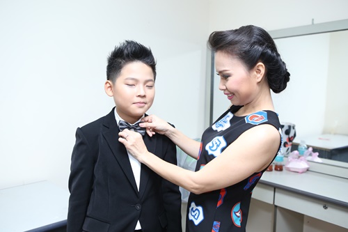 Con gái Giang - Hồ xinh xắn ủng hộ bố mẹ - 9