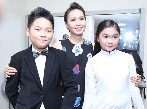 Con gái Giang - Hồ xinh xắn ủng hộ bố mẹ - 13