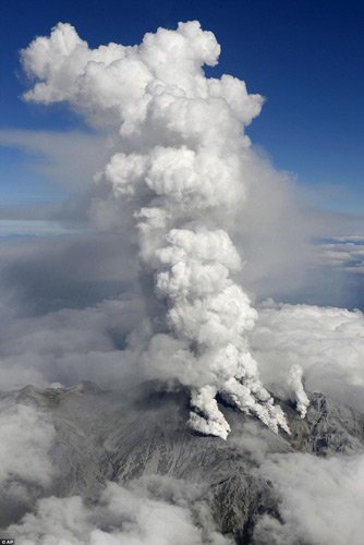 Nhật Bản: Núi lửa "tỉnh giấc", 250 người mắc kẹt - 1