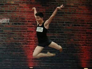 Ca nhạc - MTV - Thí sinh vượt bệnh tật thi nhảy khiến người xem xúc động