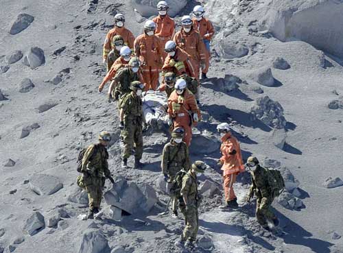 Núi lửa phun ở Nhật Bản: Ít nhất 31 người thiệt mạng - 1
