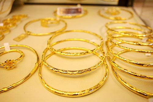 “Vàng ngoại” vẫn rẻ hơn “vàng nội” gần 4,8 triệu đồng - 1