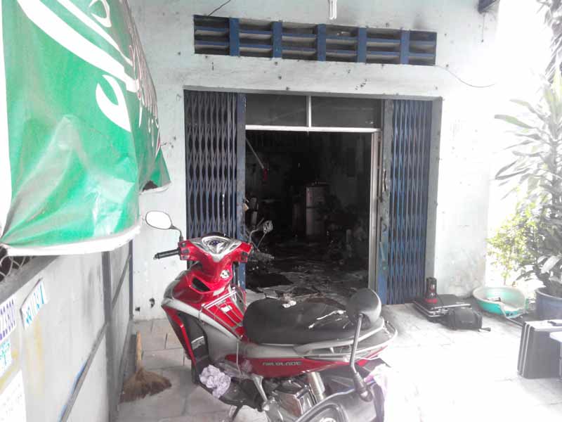 Người đàn ông chết cháy bên chiếc xe dính máu - 1