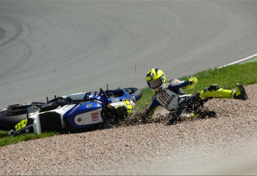 Valentino Rossi nhập viện khẩn cấp sau tai nạn - 1