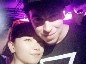 Bạn trẻ - Cuộc sống - Thiếu nữ Việt được DJ số 1 thế giới "hôn"