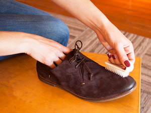 Bí quyết mặc đẹp - 5 mẹo hay "giải quyết" bụi bẩn trên giày da lộn