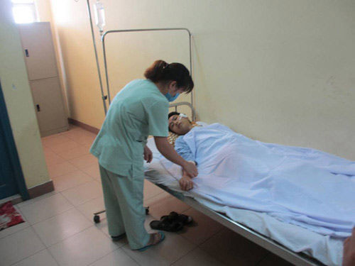 Bác sĩ bị đánh gãy xương: Giám đốc BV Việt Đức bất bình - 1