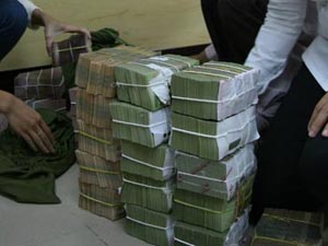 Pháp luật - Nhân viên hàng không “chôm” tiền lĩnh án