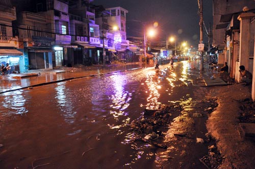 Mưa lớn, người Sài Gòn “dậm chân tại chỗ” vì kẹt xe - 5