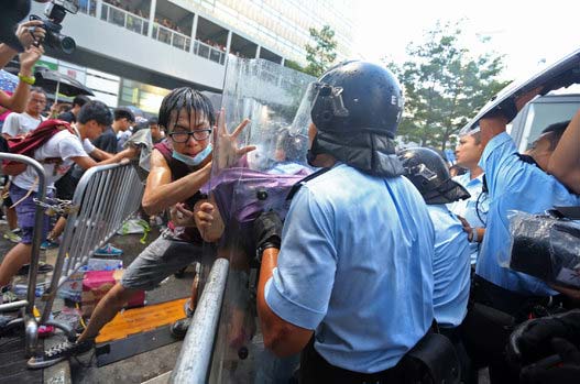 Biểu tình Hong Kong: Thế tiến thoái lưỡng nan của TQ - 1