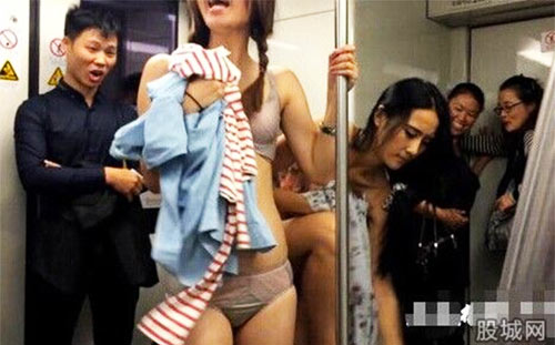 2 cô gái ngang nhiên trút xiêm y trên tàu điện ngầm - 1