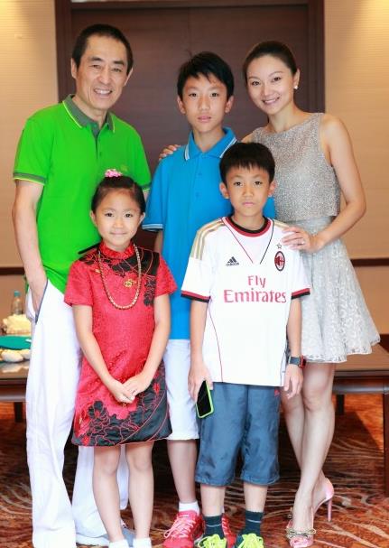 Vợ trẻ và 3 người con của Trương Nghệ Mưu lần đầu lộ diện - 1