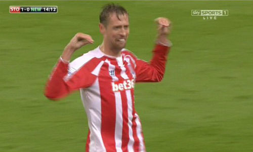 Sếu vườn Peter Crouch lại ăn mừng “độc” - 1