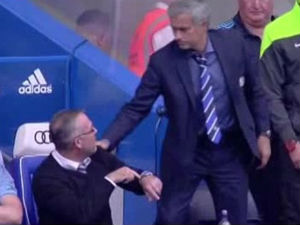 Bóng đá - Khinh thường đối thủ, Mourinho bị từ chối bắt tay