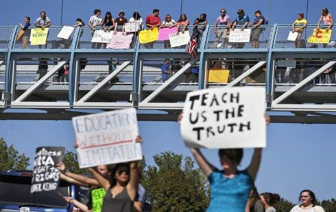 Hàng nghìn học sinh Mỹ biểu tình phản đối sách Lịch sử "thiếu sự thật" - 1