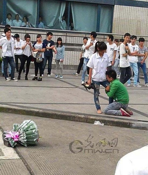 Chàng trai ôm đùi "người trong mộng" cầu xin tình yêu - 2