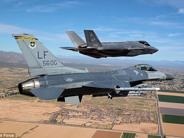 Siêu chiến cơ F-35 bị “bà già” F-16 đánh gục - 1