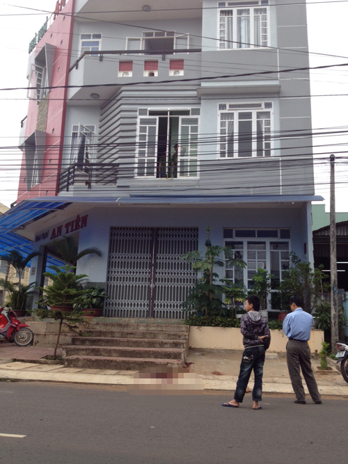 Đưa con đi thi, cha rớt lầu nguy kịch - 2