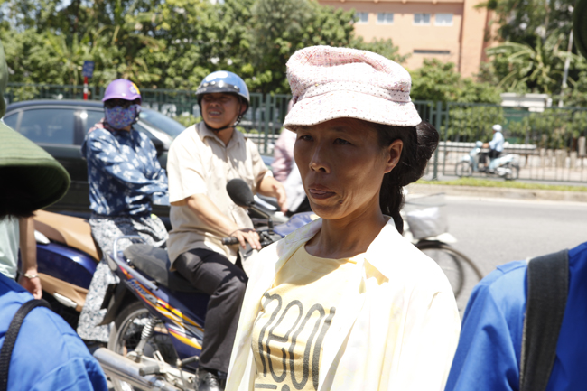 Ảnh: Bố mẹ “cháy nắng” đứng đợi con thi - 8