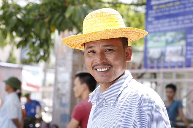 Ảnh: Bố mẹ “cháy nắng” đứng đợi con thi - 11