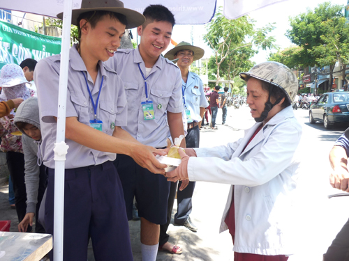 Bố vượt hơn 100km về lấy giấy báo thi cho con - 2