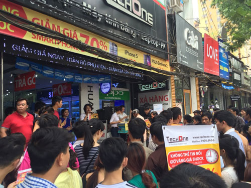 Giờ vàng TechOne tại Hàng Bài giảm giá smartphone tới 70% - 1