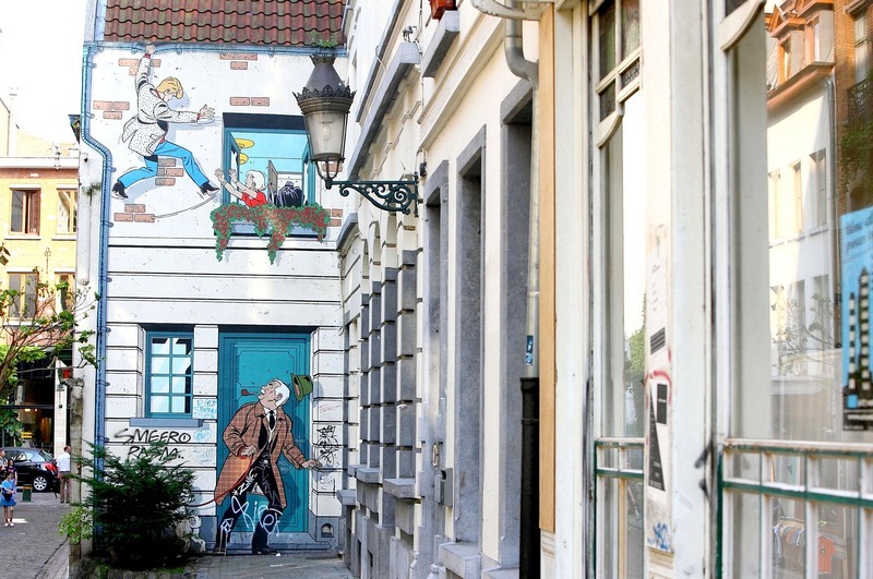Bỉ là quê hương của 2 bộ truyện tranh nổi tiếng là “Những cuộc phiêu lưu của Tintin” và “Xì trum” (Smurfs). Vì thế đừng ngỡ ngàng khi bắt gặp hình ảnh Tintin mải miết chạy trên tường hay những Xì trum vui nhộn.
