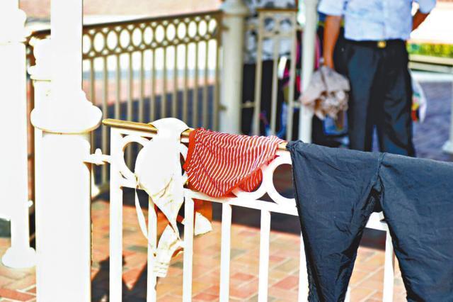 TQ: Bị “tổng sỉ vả” vì phơi đồ lót ở công viên - 2