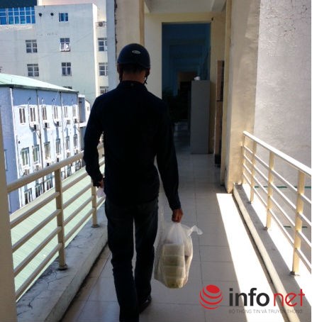 Nhân viên giao hàng quá tải ngày nắng nóng - 2