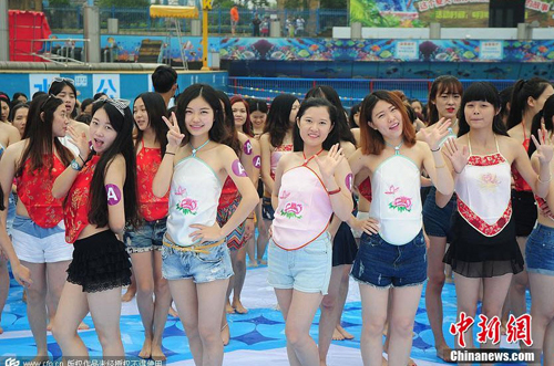 Hàng ngàn nữ sinh Trung Quốc mặc áo yếm chụp kỷ yếu - 1