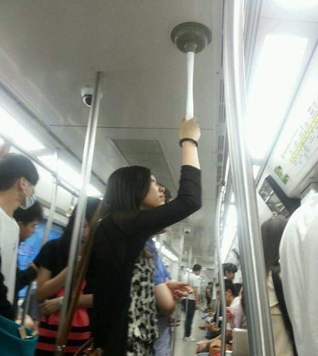 Sáng tạo khi đi tàu điện ngầm.
