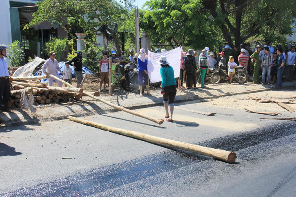 Sợ bị quỵt hỗ trợ, dân khiêng cây cản thi công QL1A - 2