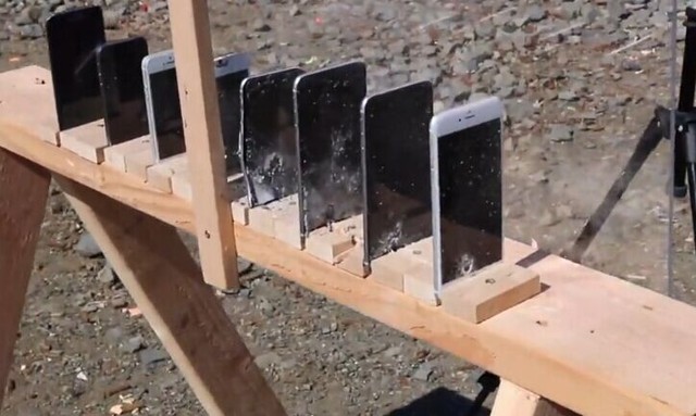 Bao nhiêu chiếc iPhone mới chặn được đạn AK-74? - 2