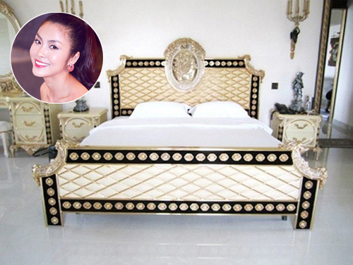 Chiếc giường sang trọng được thiết kế theo phong cách hoàng gia của đôi vợ chồng Tăng Thanh Hà sau khi dọn đến căn biệt thự xa hoa ở Quận 2, TP.HCM.