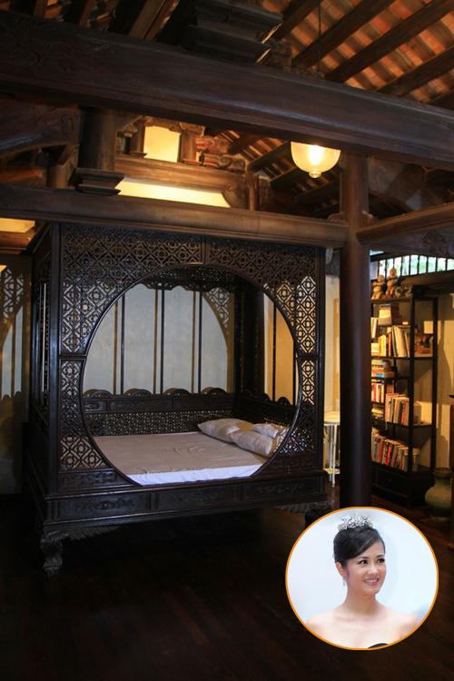 Hồng Nhung thích phong cách xưa và đậm chất Việt Nam nên cô chọn chiếc giường cổ điển, giống khuê phòng của các tiểu thư, công chúa. Nhiều người đánh giá không gian riêng tư của cựu giáo khảo The Voice rất độc đáo.