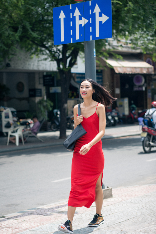 Trang Khiếu sải bước vội vã trên phố Sài Gòn - 1