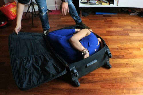 Sốc với cô gái có thể cuộn mình nằm gọn trong vali - 1