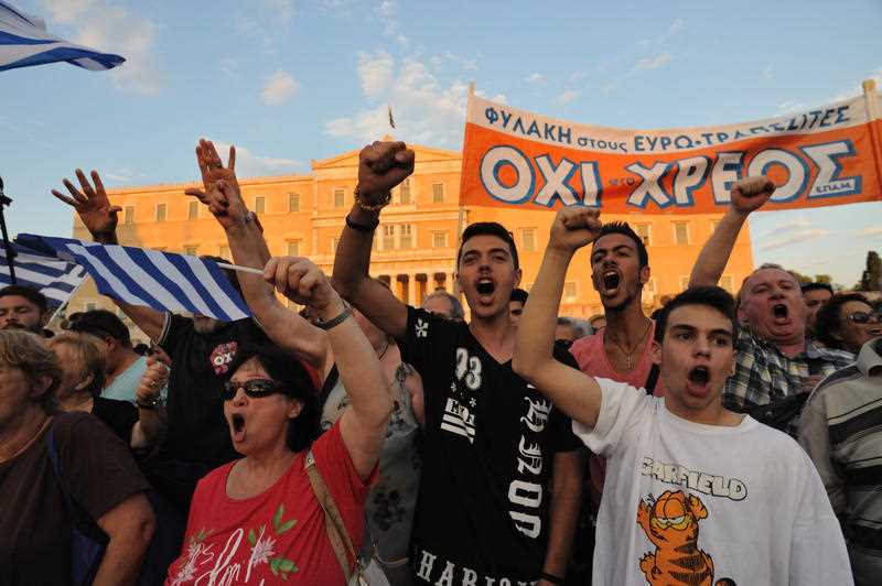 Hy Lạp vỡ nợ, dân ồ ạt kéo nhau ra nước ngoài - 1