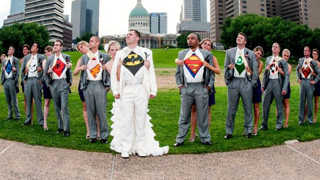 Biệt đội siêu nhân tổ chức đám cưới tập thể.
