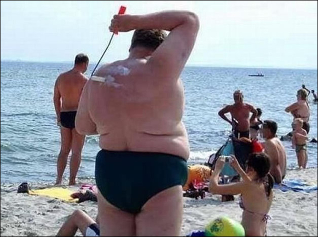 Cách người béo thoa kem chống nắng.
