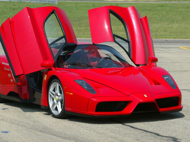 Ngôi sao “Ma tốc độ” rất yêu thích dòng xe thể thao Ferrari của Ý.