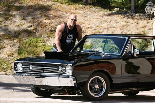 Bill Goldberg, diễn viên kiêm cựu đô vật và cầu thủ đá bóng chuyên nghiệp sở hữu một gara để xe với 20 chiếc xe cổ ấn tượng.